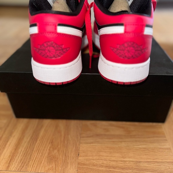 GS JORDAN 1 LOW 
BLACK/WHITE-VERY BERRY - Picture 3 of 3